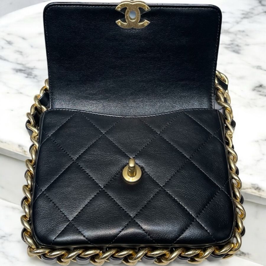 CHANEL 粗皮穿鏈滾邊口蓋包*黑金(晶片款)-6
