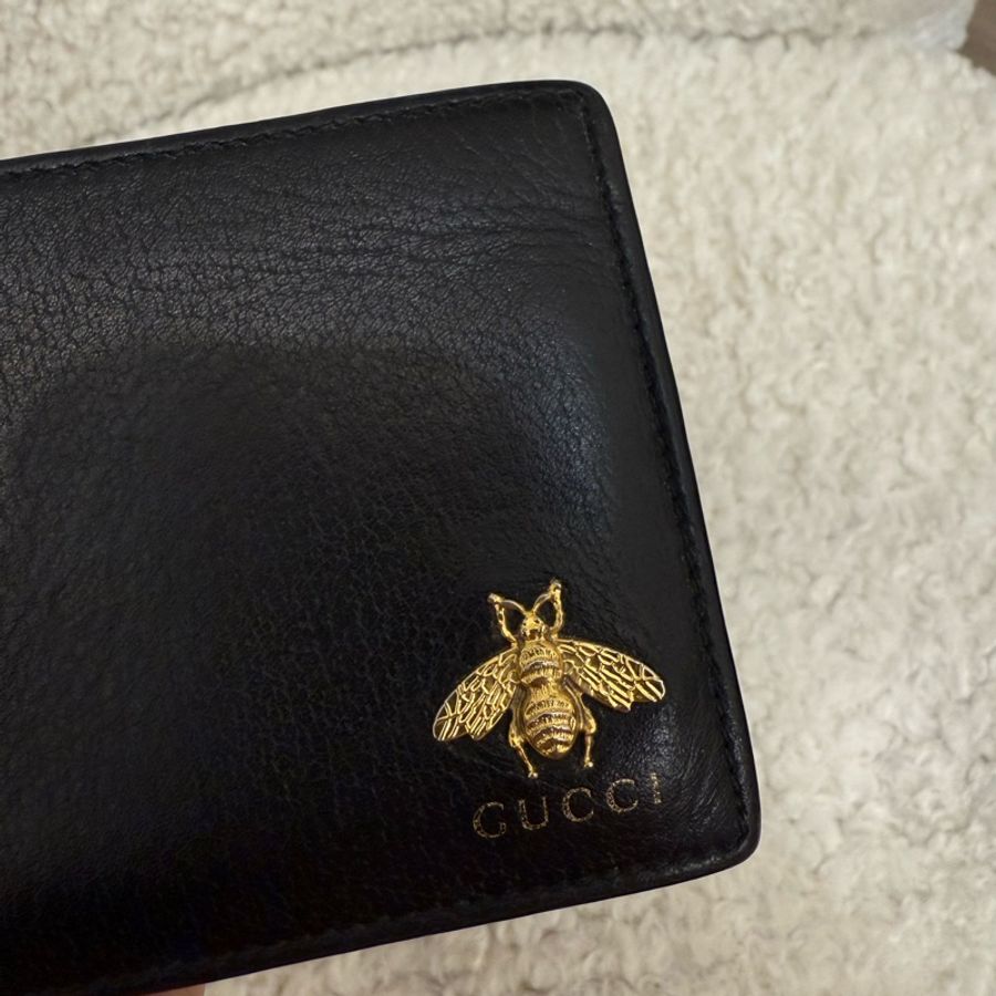 (新年特價)Gucci 蜜蜂 男士皮夾 短夾。 GUCCI 古馳經典Animalier系列皮革蜜蜂裝飾對開8卡短夾-12