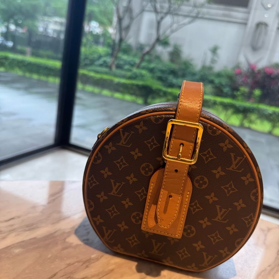 LV 老花硬殼圓餅包-0