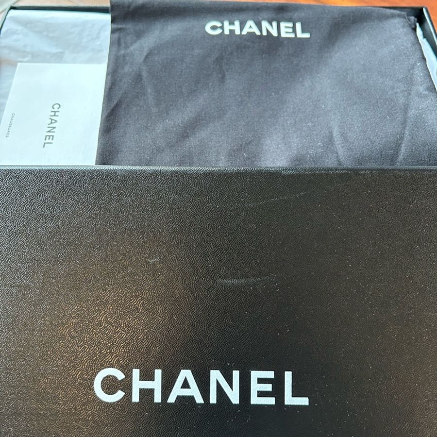 CHANEL黑色麂皮古銅金蝴蝶結涼鞋-2