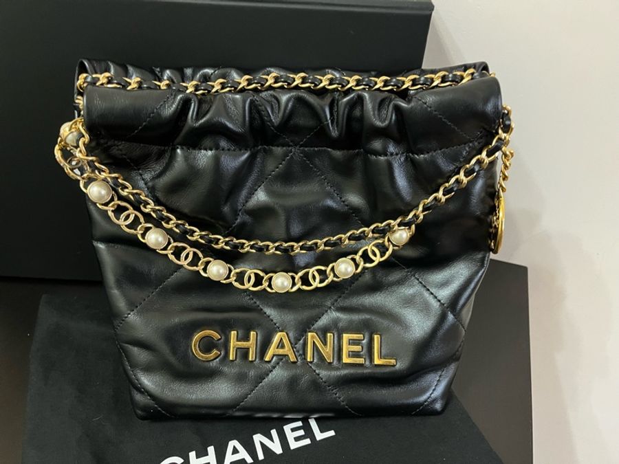 ♡ CHANEL 22 mini bag 迷你黑金 皮質手袋 珍珠CC裝飾錬 ♡-2