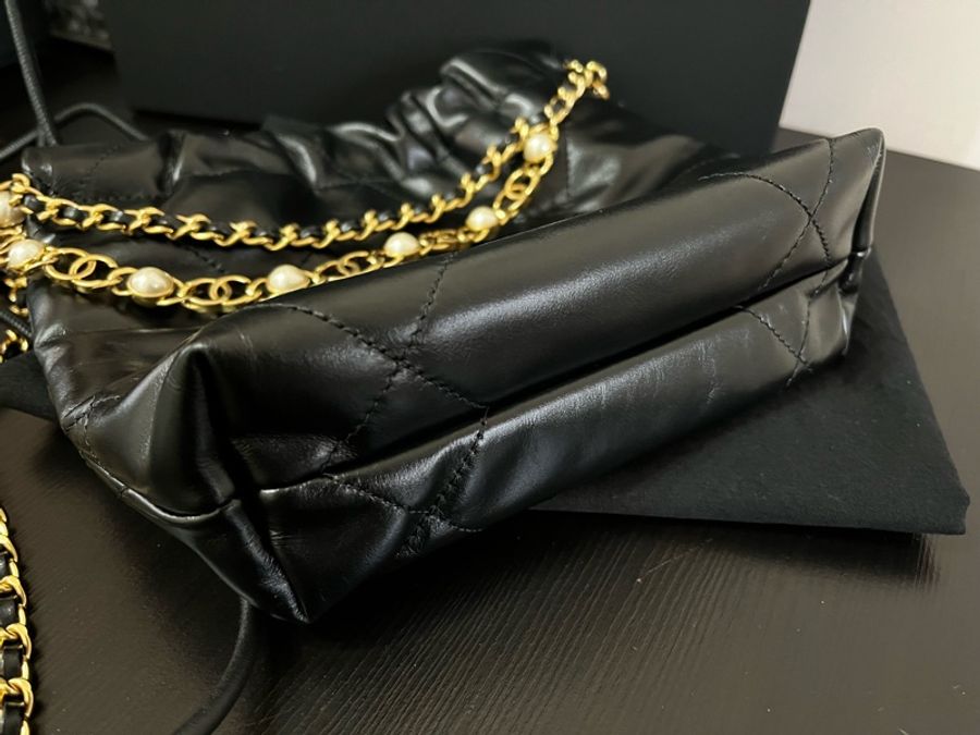 ♡ CHANEL 22 mini bag 迷你黑金 皮質手袋 珍珠CC裝飾錬 ♡-10