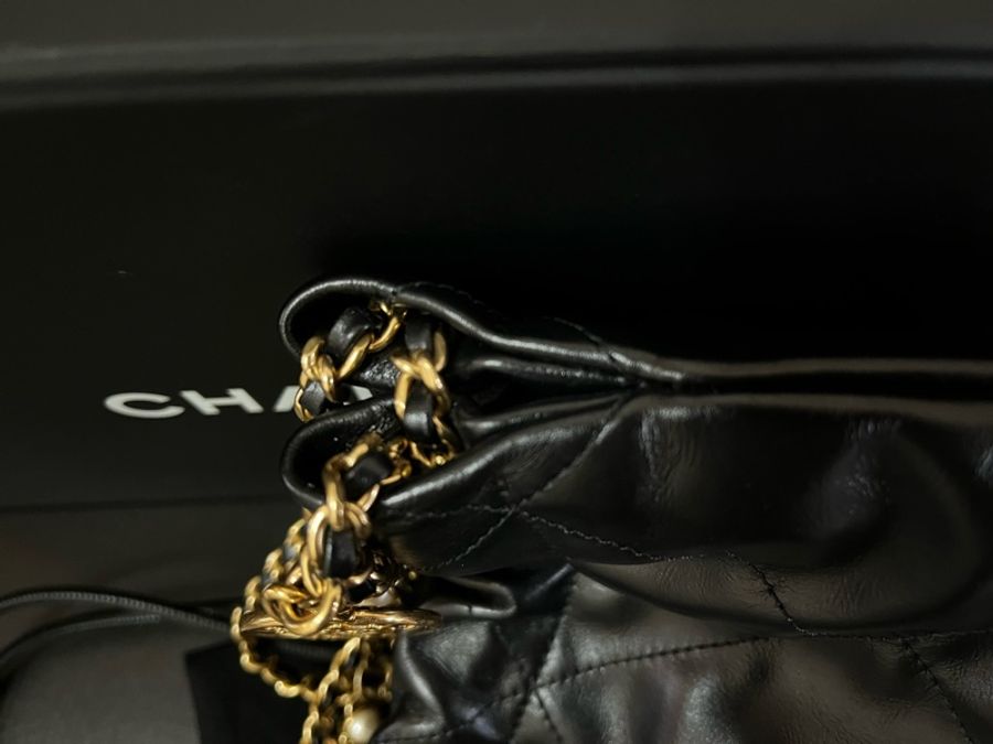 ♡ CHANEL 22 mini bag 迷你黑金 皮質手袋 珍珠CC裝飾錬 ♡-11