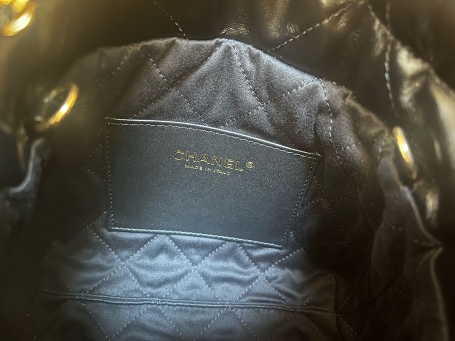 ♡ CHANEL 22 mini bag 迷你黑金 皮質手袋 珍珠CC裝飾錬 ♡-16