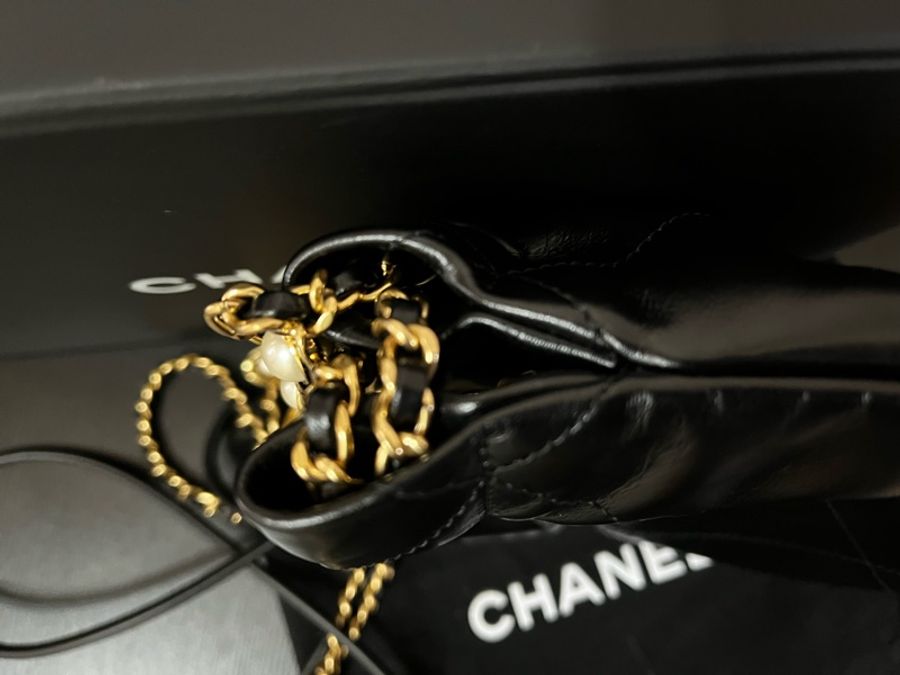 ♡ CHANEL 22 mini bag 迷你黑金 皮質手袋 珍珠CC裝飾錬 ♡-18