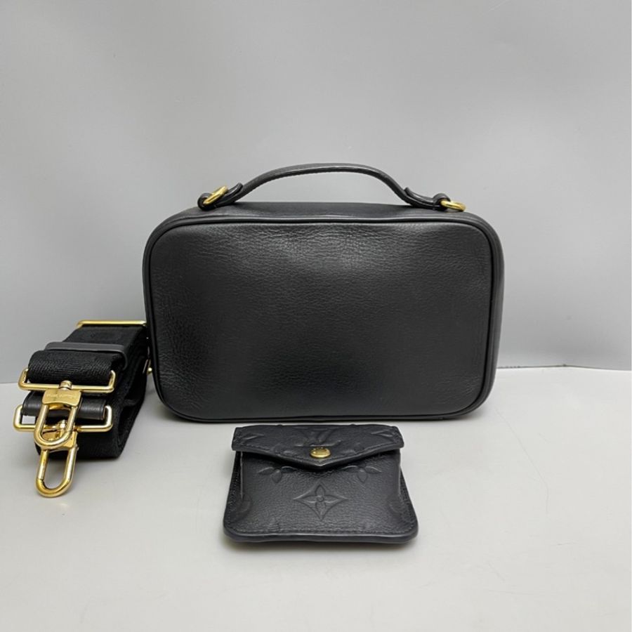 LV Utility Crossbody黑色全皮壓紋炸藥包-1