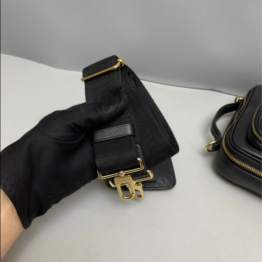 LV Utility Crossbody黑色全皮壓紋炸藥包-3