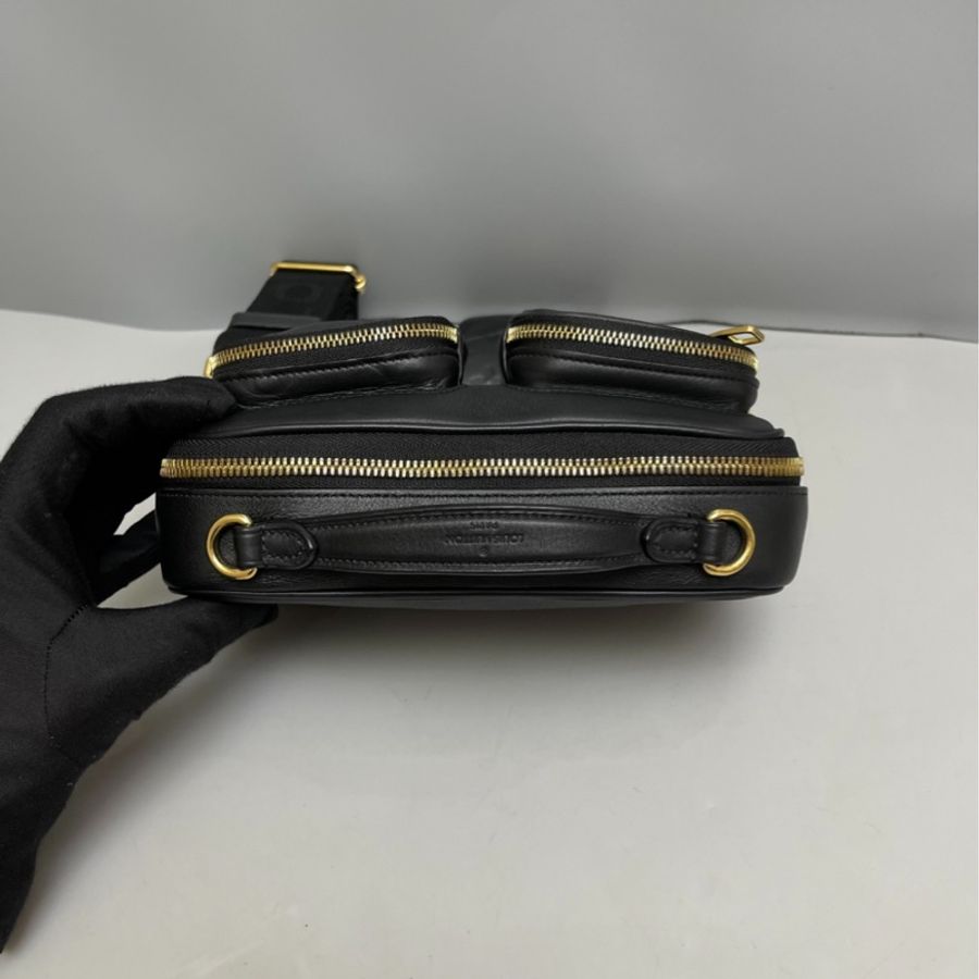 LV Utility Crossbody黑色全皮壓紋炸藥包-4