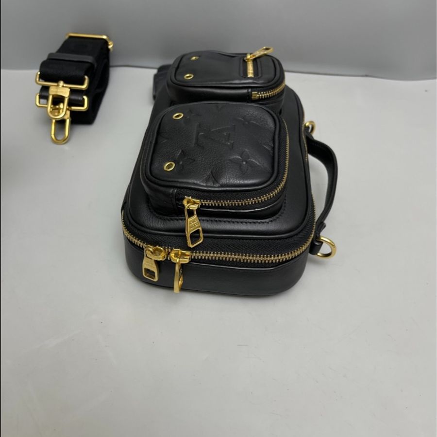 LV Utility Crossbody黑色全皮壓紋炸藥包-5