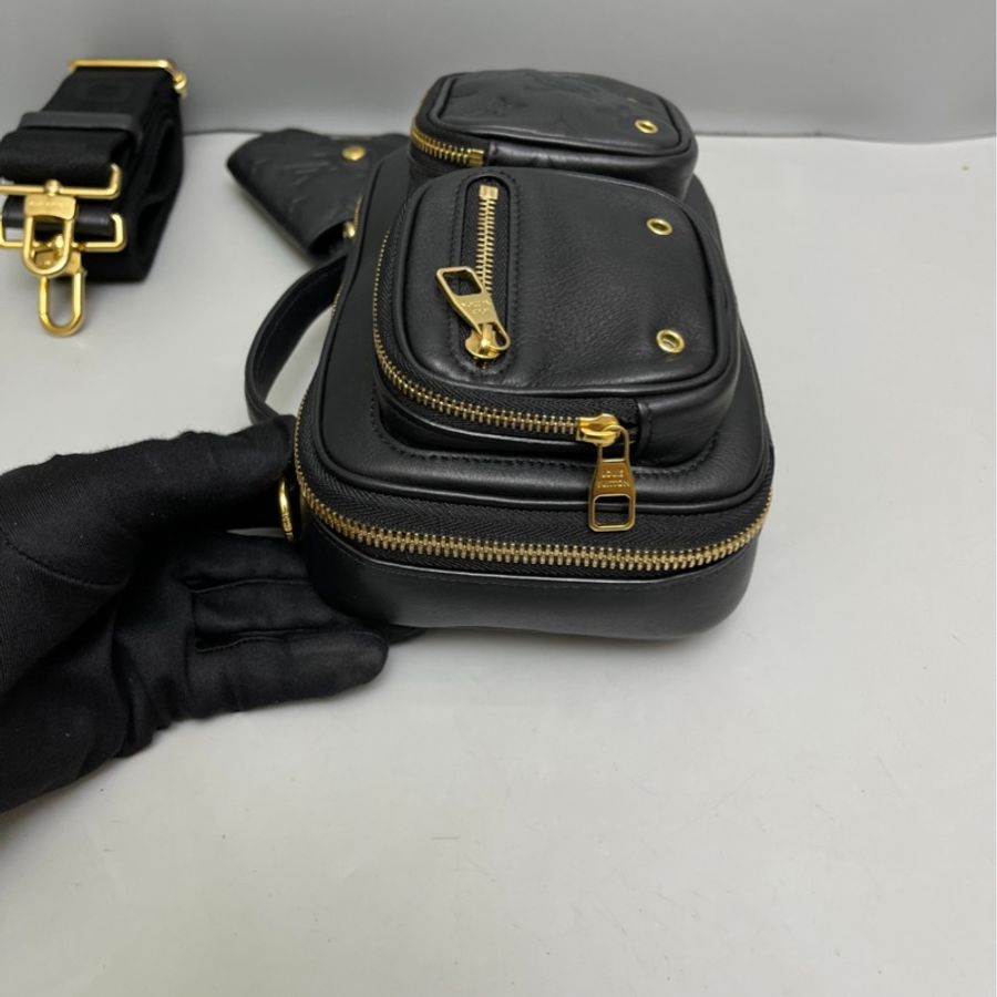 LV Utility Crossbody黑色全皮壓紋炸藥包-7