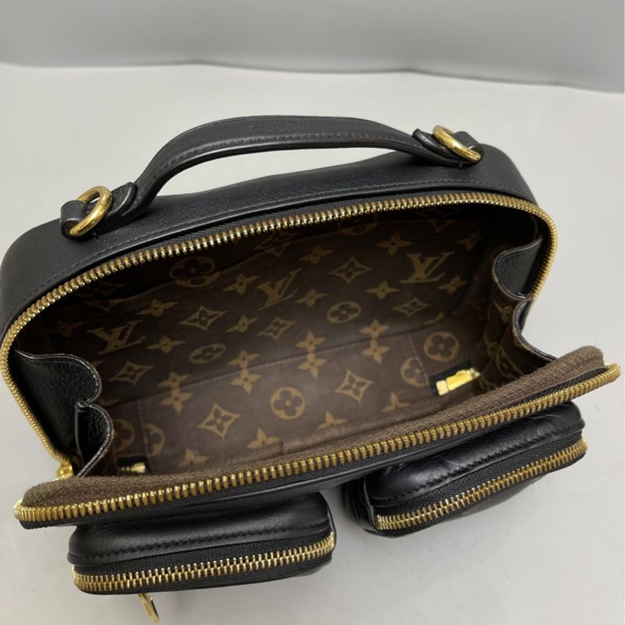 LV Utility Crossbody黑色全皮壓紋炸藥包-8