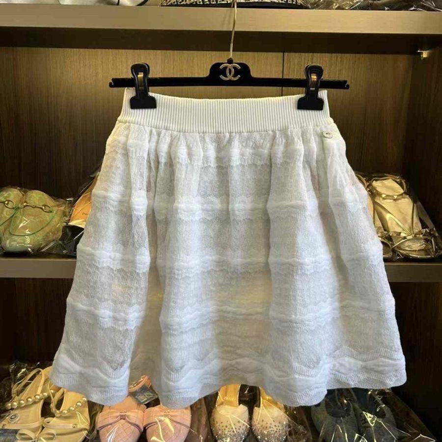 Chanel 短裙 34號 偏大腰圍最大到80  非常新 上身很好看-0