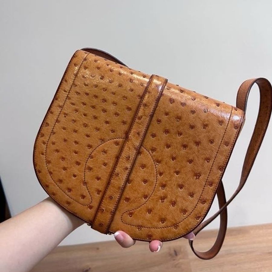 HERMÈS 愛馬仕 鴕鳥皮 金棕 焦糖 肩背包 斜背包 側背包 手提包 馬鞍包-1