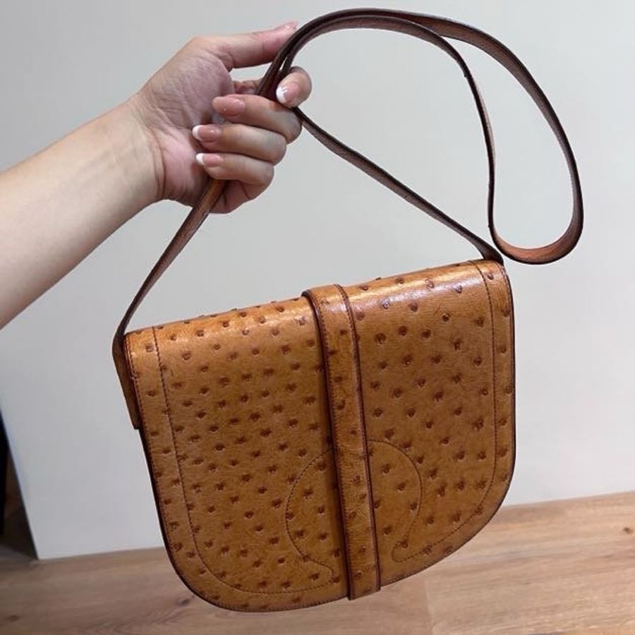 HERMÈS 愛馬仕 鴕鳥皮 金棕 焦糖 肩背包 斜背包 側背包 手提包 馬鞍包-2