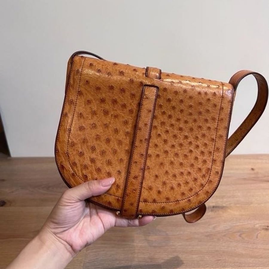 HERMÈS 愛馬仕 鴕鳥皮 金棕 焦糖 肩背包 斜背包 側背包 手提包 馬鞍包-3