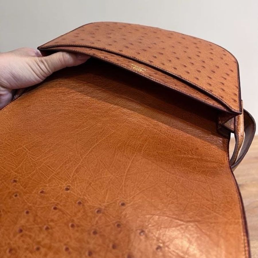 HERMÈS 愛馬仕 鴕鳥皮 金棕 焦糖 肩背包 斜背包 側背包 手提包 馬鞍包-6
