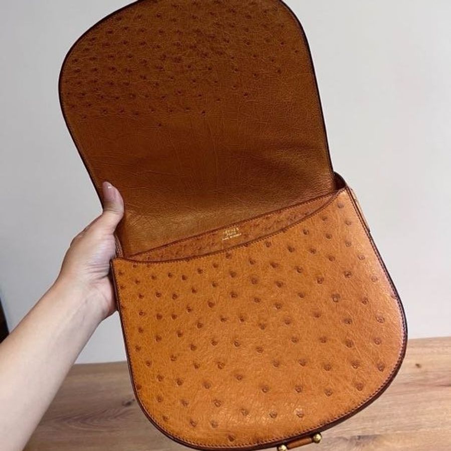 HERMÈS 愛馬仕 鴕鳥皮 金棕 焦糖 肩背包 斜背包 側背包 手提包 馬鞍包-11