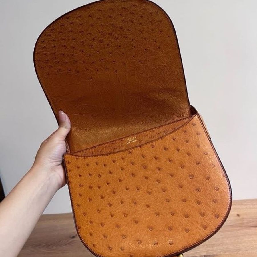 HERMÈS 愛馬仕 鴕鳥皮 金棕 焦糖 肩背包 斜背包 側背包 手提包 馬鞍包-15