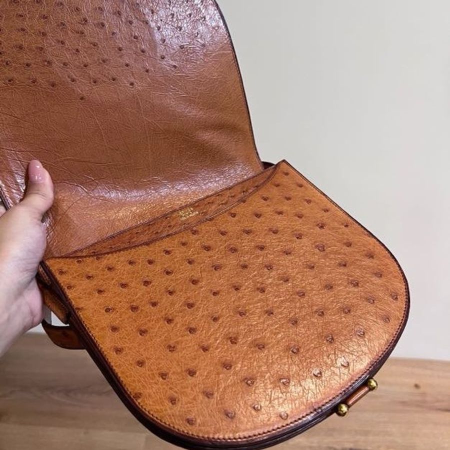 HERMÈS 愛馬仕 鴕鳥皮 金棕 焦糖 肩背包 斜背包 側背包 手提包 馬鞍包-16