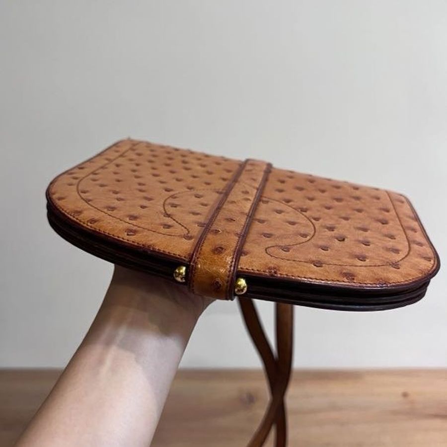 HERMÈS 愛馬仕 鴕鳥皮 金棕 焦糖 肩背包 斜背包 側背包 手提包 馬鞍包-24
