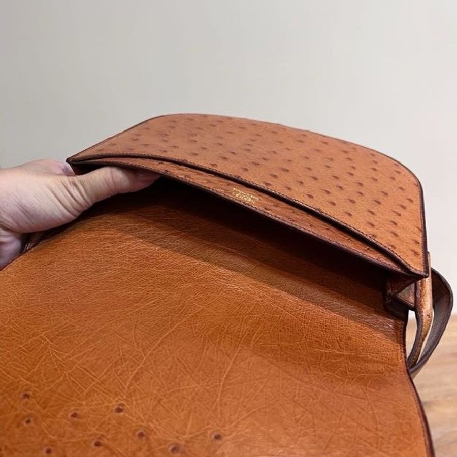 HERMÈS 愛馬仕 鴕鳥皮 金棕 焦糖 肩背包 斜背包 側背包 手提包 馬鞍包-26