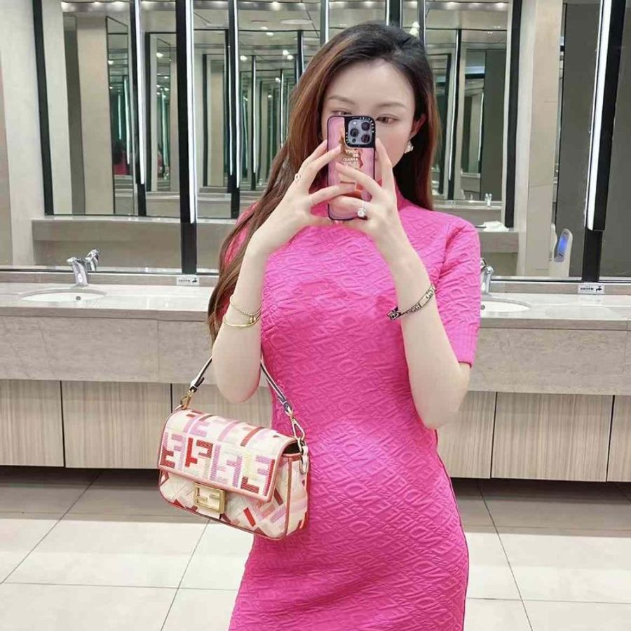 FENDI 連身裙 40號 非常新 滿字母logo 很顯身材-0