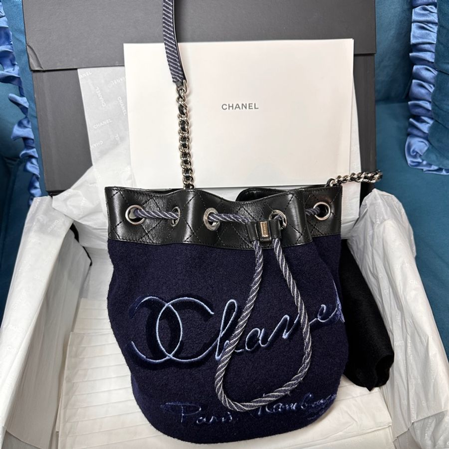 ❄️Chanel 黑牛皮菱格紋拚深藍毛呢銀釦前英文刺繡手提斜背水桶包-0