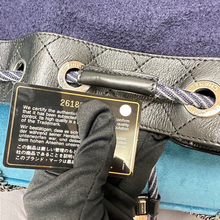 ❄️Chanel 黑牛皮菱格紋拚深藍毛呢銀釦前英文刺繡手提斜背水桶包-2