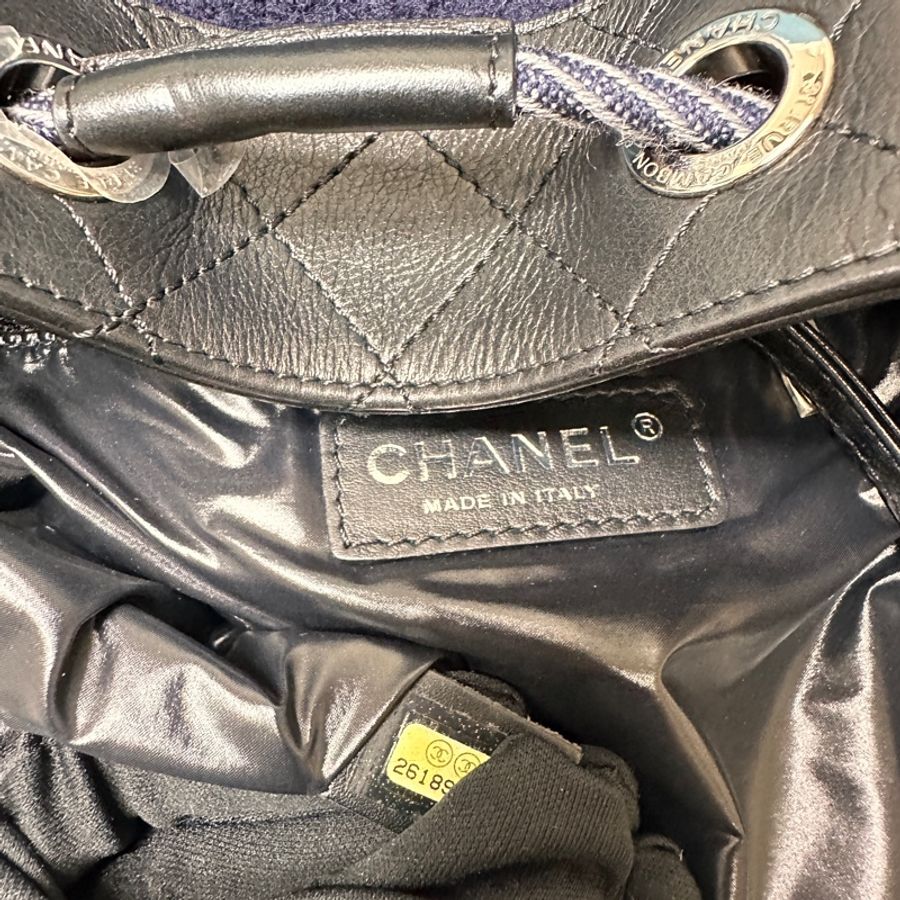 ❄️Chanel 黑牛皮菱格紋拚深藍毛呢銀釦前英文刺繡手提斜背水桶包-4