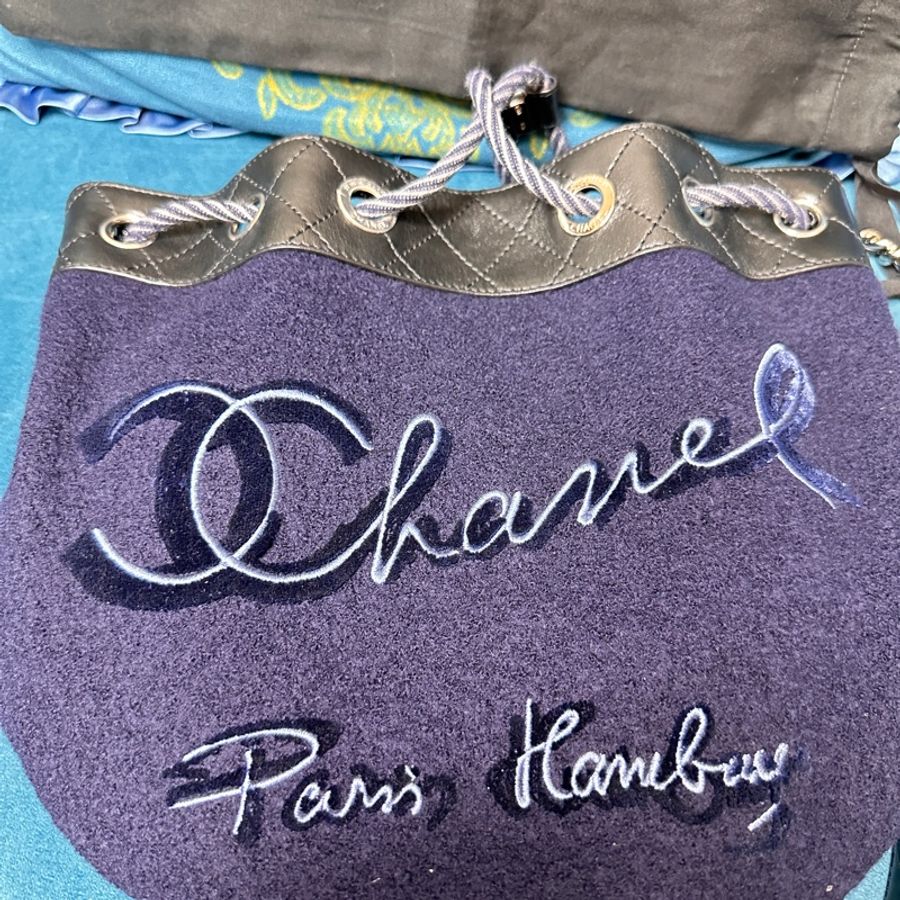 ❄️Chanel 黑牛皮菱格紋拚深藍毛呢銀釦前英文刺繡手提斜背水桶包-7