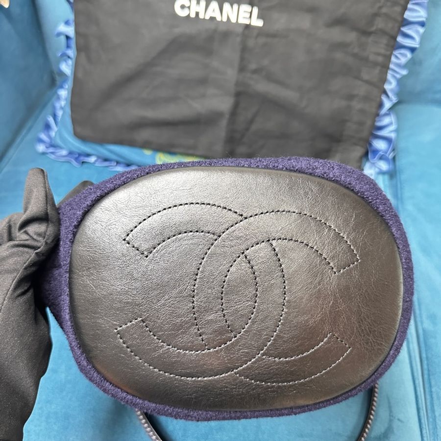 ❄️Chanel 黑牛皮菱格紋拚深藍毛呢銀釦前英文刺繡手提斜背水桶包-8