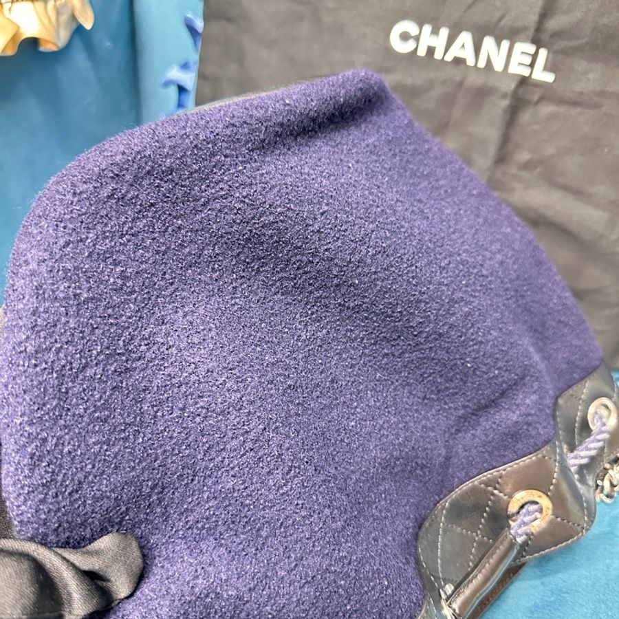 ❄️Chanel 黑牛皮菱格紋拚深藍毛呢銀釦前英文刺繡手提斜背水桶包-9