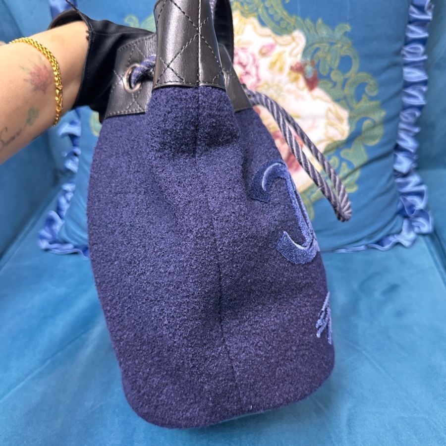 ❄️Chanel 黑牛皮菱格紋拚深藍毛呢銀釦前英文刺繡手提斜背水桶包-11