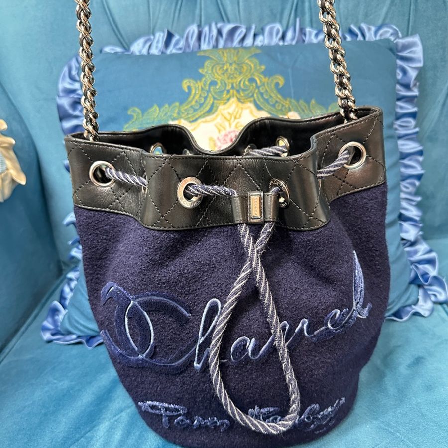 ❄️Chanel 黑牛皮菱格紋拚深藍毛呢銀釦前英文刺繡手提斜背水桶包-12