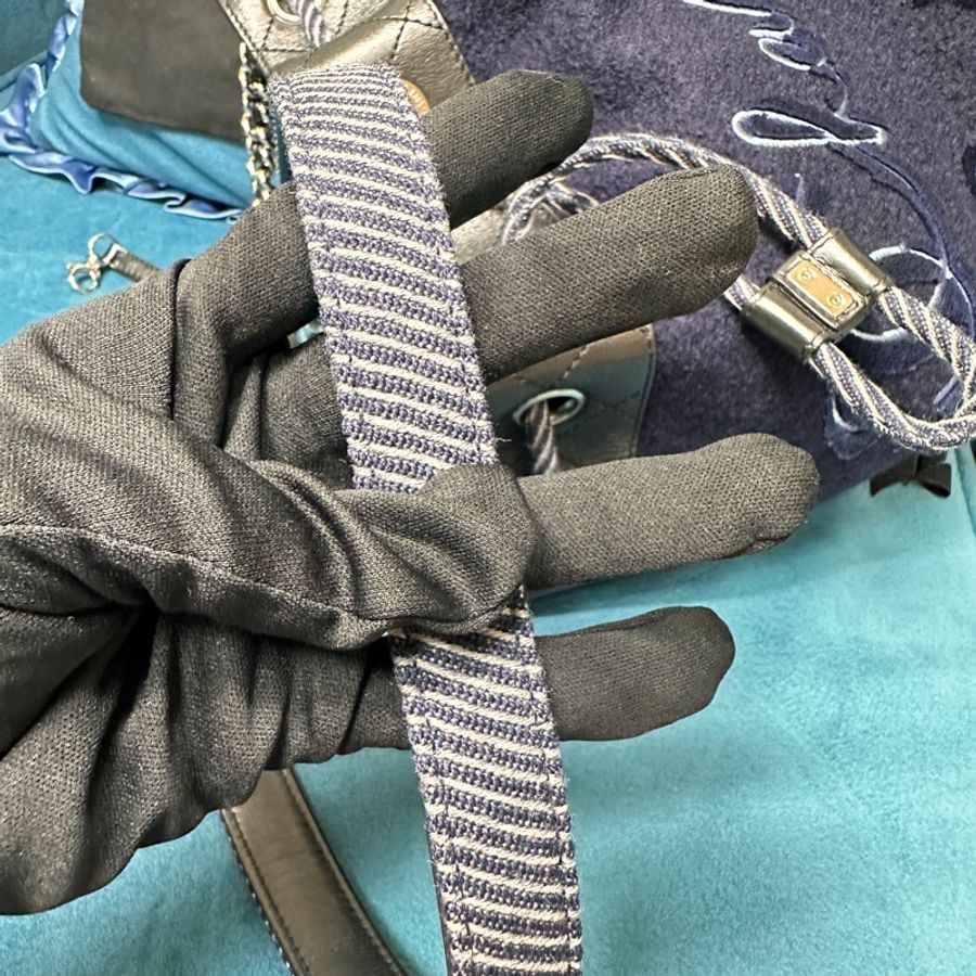 ❄️Chanel 黑牛皮菱格紋拚深藍毛呢銀釦前英文刺繡手提斜背水桶包-15