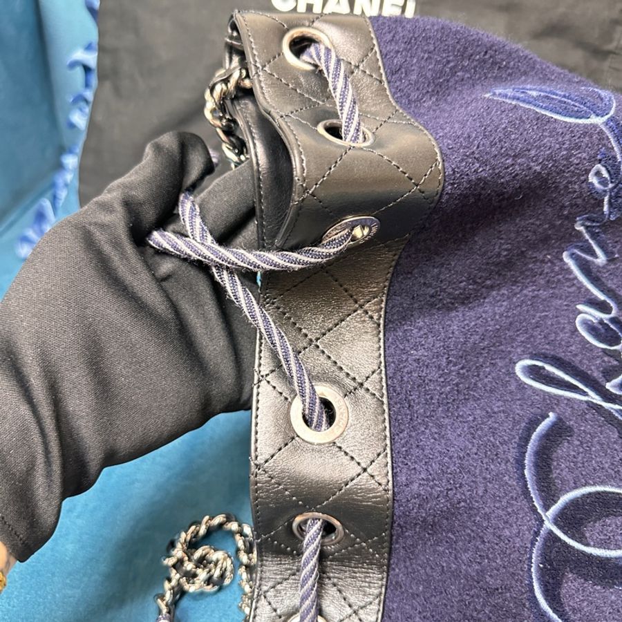 ❄️Chanel 黑牛皮菱格紋拚深藍毛呢銀釦前英文刺繡手提斜背水桶包-18