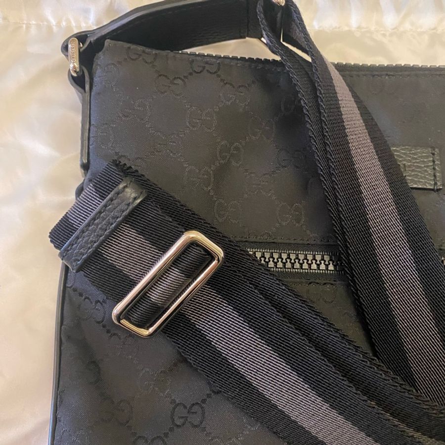 GUCCI GG Logo 尼龍拉鍊大款斜背包-3