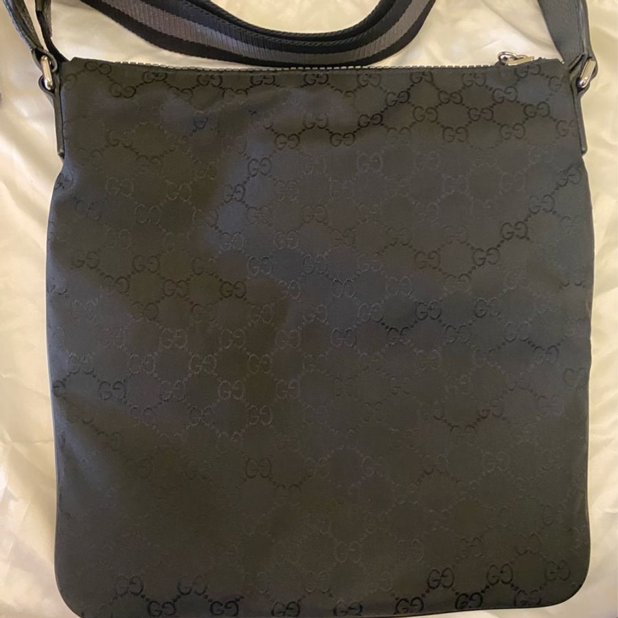 GUCCI GG Logo 尼龍拉鍊大款斜背包-6