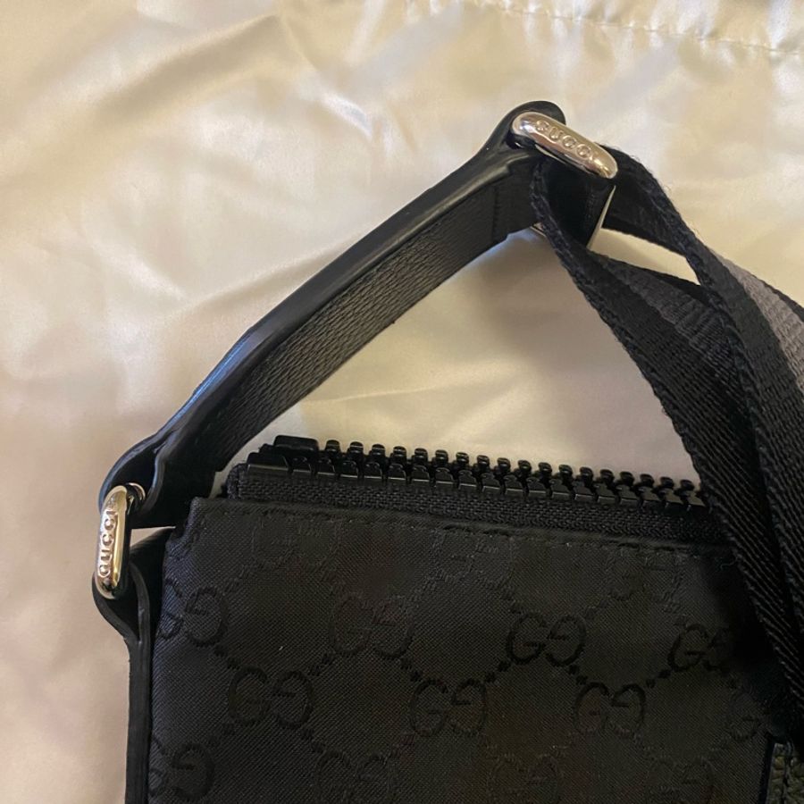 GUCCI GG Logo 尼龍拉鍊大款斜背包-13