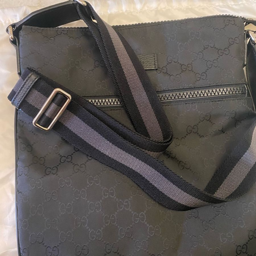 GUCCI GG Logo 尼龍拉鍊大款斜背包-15