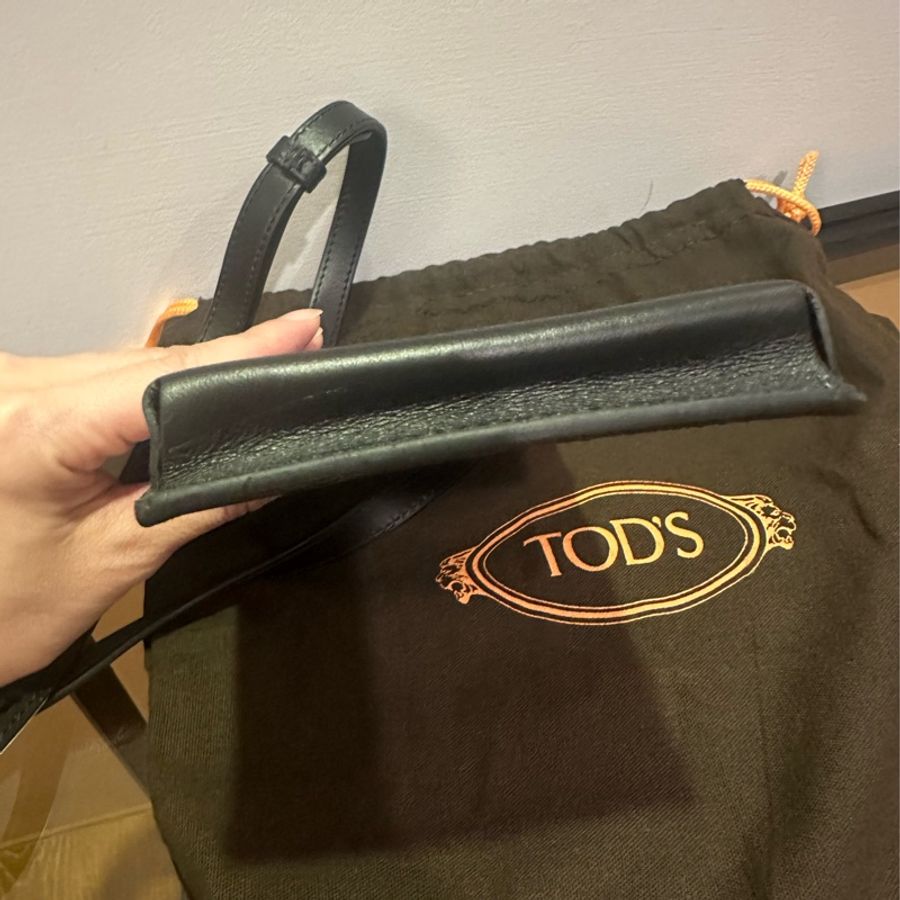 TOD’S黑色皮革金扣手機斜背包-2