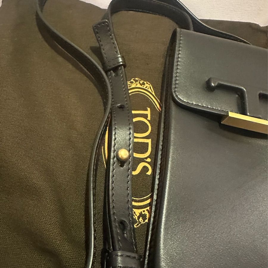 TOD’S黑色皮革金扣手機斜背包-4