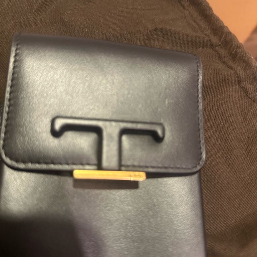 TOD’S黑色皮革金扣手機斜背包-11