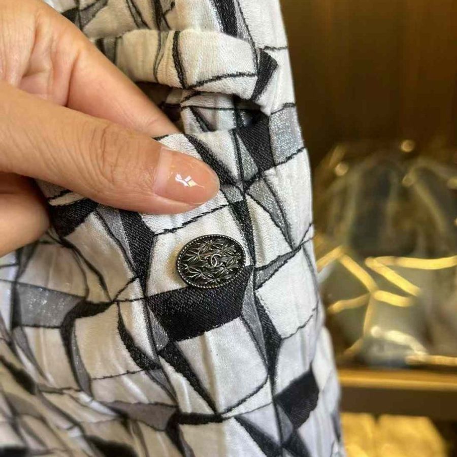 CHANEL連身裙+外套 尺寸34碼 沒穿幾次僅放置痕跡 整體很新 秀款原價近三十萬  誠可議-7
