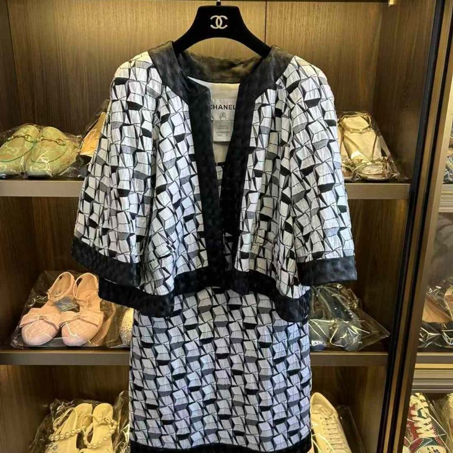 CHANEL連身裙+外套 尺寸34碼 沒穿幾次僅放置痕跡 整體很新 秀款原價近三十萬  誠可議-0