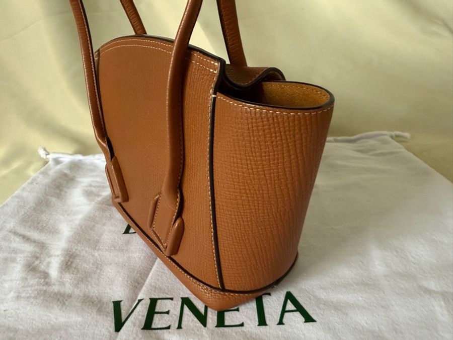 Bv BOTTEGA VENETA 寶緹嘉 Arco肩揹手提扇型大方塊極簡小牛皮翻蓋托特包(咖棕)-2