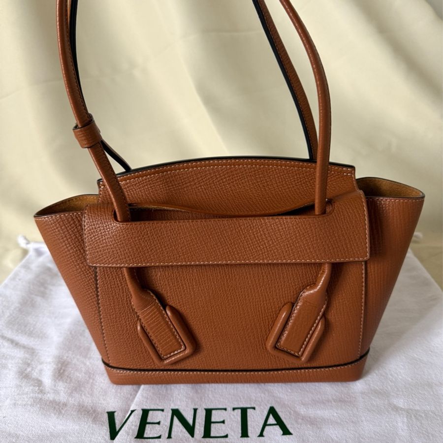 Bv BOTTEGA VENETA 寶緹嘉 Arco肩揹手提扇型大方塊極簡小牛皮翻蓋托特包(咖棕)-6