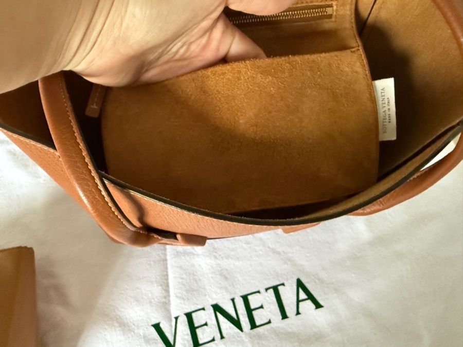 Bv BOTTEGA VENETA 寶緹嘉 Arco肩揹手提扇型大方塊極簡小牛皮翻蓋托特包(咖棕)-16
