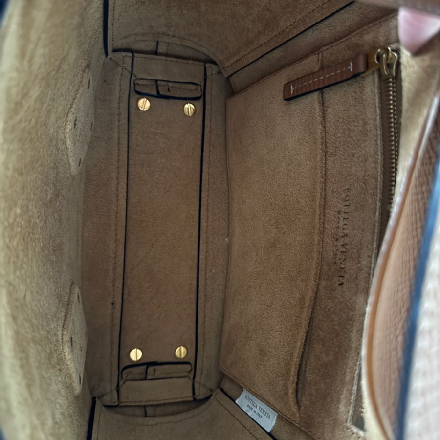 Bv BOTTEGA VENETA 寶緹嘉 Arco肩揹手提扇型大方塊極簡小牛皮翻蓋托特包(咖棕)-17