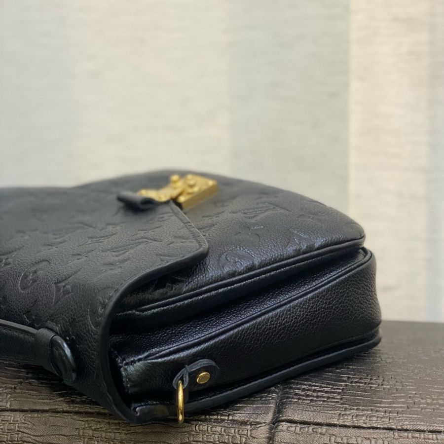 LV 黑牛皮壓紋手提斜背郵差包-3
